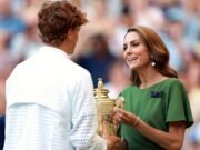 La radiante princesa Kate Jennick presenta el trofeo de ganador de Wimbledon a Cener después de derrotar a Alexander Zverev en la final masculina, mientras William, George y Charlotte observan