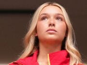Harper Beckham, de 15 años, luce el elegante puchero especiado de su madre Victoria con una chaqueta de la marca Romeo para apoyar a España durante las semifinales de la Copa del Mundo.