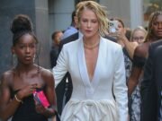 Las hijas de Charlize Theron, de 12 de agosto, y Jackson, de 14, hacen una rara aparición pública en el estreno de Odyssey.