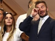 David Beckham se quita los nervios de encima después de ver el partido de Inglaterra contra Argentina en una tensa primera parte con su esposa Victoria y su familia.