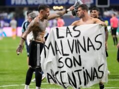 Jugadores argentinos sostienen una pancarta que reclama las Islas Malvinas después de eliminar a Inglaterra del Mundial