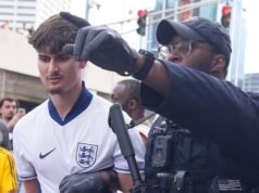 Aggro en las calles de Atlanta: la policía armada arresta a los fanáticos de Inglaterra y Argentina mientras los fanáticos abandonan el estadio después de la derrota de los Tres Leones