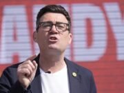 Burnham teme que el aumento de impuestos ahogue la economía, ya que las estadísticas muestran que el crecimiento ya se ha estancado.