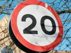 Los parlamentarios dijeron que el nuevo límite “predeterminado” en las carreteras urbanizadas debería ser de 20 mph y que la tecnología de limitación de velocidad debería introducirse permanentemente en los automóviles.