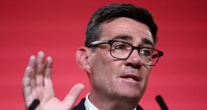 Se teme que millones de conductores se enfrentan a golpes adicionales en los surtidores de gasolina mientras el Primer Ministro entrante, Andy Burnham, busca dinero en efectivo para financiar su prisa por construir más viviendas sociales.