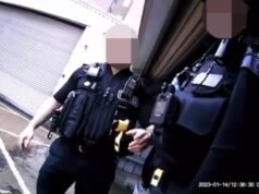 Agentes de policía grabados a puerta cerrada dentro de la comisaría haciendo comentarios y chistes racistas y sexistas “impactantes”