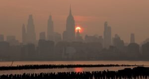 Trump ha amenazado con imponer aranceles a Canadá mientras el humo de los incendios forestales asfixia a las ciudades de EE.UU.