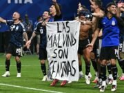 La Casa Blanca apoya a los jugadores argentinos con la pancarta de las Malvinas tras la victoria en semifinales del Mundial sobre Inglaterra