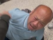 Imágenes impactantes muestran a agentes de ICE vestidos de civil inmovilizando violentamente a un hombre australiano en el aeropuerto de Las Vegas mientras grita pidiendo ayuda.