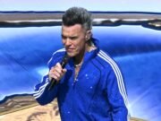Robbie Williams inició la fiesta con un chándal Adidas de lentejuelas mientras iniciaba la final de la Copa del Mundo repleta de estrellas con una actuación previa al partido.