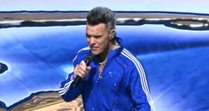 Robbie Williams inició la fiesta con un chándal Adidas de lentejuelas mientras iniciaba la final de la Copa del Mundo repleta de estrellas con una actuación previa al partido.
