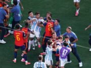 La final de la Copa del Mundo se convirtió en violencia cuando sonó el pitido final cuando jugadores de España y Argentina se enfrentaron en feas escenas.