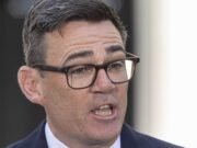 Andy Burnham ha insinuado un retorno al tipo impositivo máximo de 50 peniques y advierte que es necesario financiar mejor el apoyo a los costes de vida.