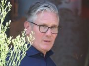 ¡Cuídate de la cerveza! El primer ministro derrocado fue visto en el pub con Rachel Reeves después de abandonar el número 10, mientras sus asistentes vestían camisetas con el lema “Sparkle with Starmer” para tomar una copa de despedida.