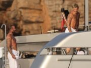 Romeo Beckham, de 23 años, se parecía a su famoso padre David, de 51 años, mientras mostraban sus torsos tatuados sin camisa con toallas a juego a bordo de un yate en Ibiza con Victoria y Kim Turnbull.