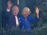 El rey Carlos y la reina Camilla llegan a la ceremonia de apertura de los Juegos de la Commonwealth… en una TARDIS
