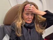 Mujer acusada de robar el asiento de primera clase de otro pasajero en un vuelo de American Airlines de Nueva York a Los Ángeles porque no tenía sillón reclinable