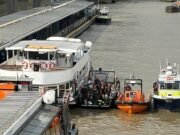 Los agentes vuelan sobre el Támesis después de que cinco personas resultaran gravemente heridas cuando un barco de la policía volcó en el puente de Westminster.