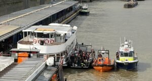 Los agentes vuelan sobre el Támesis después de que cinco personas resultaran gravemente heridas cuando un barco de la policía volcó en el puente de Westminster.