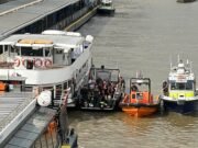 Cinco agentes de policía resultaron heridos cuando una patrullera armada se estrelló mientras respondía a informes de un hombre en el agua en el Támesis, cerca del puente de Westminster.