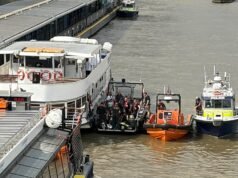 Cinco agentes de policía resultaron heridos cuando una patrullera armada se estrelló mientras respondía a informes de un hombre en el agua en el Támesis, cerca del puente de Westminster.