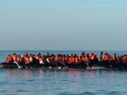 En una semana, 500 llegadas, incluido un “mega bote” que trajo a 165 inmigrantes en un solo viaje, pero no se sabe cómo detendría los barcos más pequeños desde Burnham.