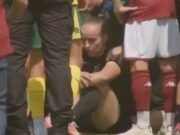 Una árbitra quedó frustrada después de que los jugadores masculinos fueran expulsados después de una pelea durante un partido en Francia.