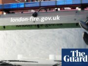 Más de 100 bomberos están combatiendo un incendio en un terraplén de ferrocarril en el este de Londres Londres