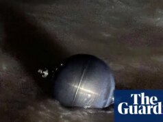 Misteriosos restos encontrados en la playa de Queensland podrían ser una “bola espacial” y contener combustible tóxico para cohetes | Queensland