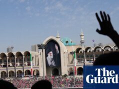 Una multitud se reúne mientras comienza el funeral de seis días del ex líder supremo de Irán, el Ayatollah Ali Khamenei