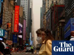 ‘Me picaban los ojos’: neoyorquinos navegando por aire contaminado y temperaturas elevadas | Nueva York