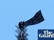 Dos hombres despliegan una pancarta en lo alto del Empire State Building en un aparente truco de propuesta de matrimonio en Nueva York.