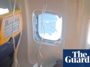‘Si morimos, moriremos juntos’: la esposa de un pasajero de Ryanair habla tras casi chupar por la ventana Ryanair