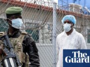Kenia está poniendo en cuarentena a siete estadounidenses en una instalación contra el ébola luego de una prohibición de viajar a Estados Unidos, dijeron grupos de ayuda.