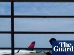 Delta dijo que se espera que persistan las tarifas aéreas más altas a pesar de los menores precios del petróleo
