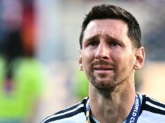 Lionel Messi llora mientras España celebra su victoria en la final mundial sobre Argentina