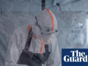 Un trabajador de la salud monitorea el Ébola en un hospital de Londres después de trabajar en la República Democrática del Congo.
