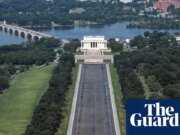 La piscina reflectante de drenaje revela que el revestimiento azul de la ‘bandera estadounidense’ de Trump ahora está más cerca del gris Donald Trump