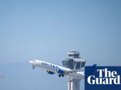 United Airlines dice que ‘investigará’ amenazas a empleados de llamar a ICE en video viral San Francisco