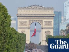 Francia celebra el Día de la Bastilla en Francia entre temores de más incendios
