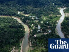 Hombres enmascarados están atacando a comunidades amazónicas como “rehenes” para alimentar el crimen organizado, dicen líderes locales