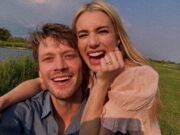 ¡Emma Roberts está casada! La actriz se casó con Cody John en una romántica ceremonia en Idaho después de dos años de compromiso.