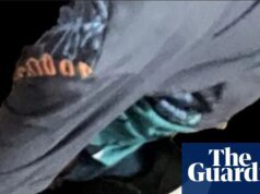 La policía ha publicado imágenes de ropa para identificar a las víctimas de presuntos pedófilos de guarderías en Sydney Childcare Australia