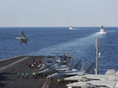 Un miembro de la tripulación desaparece después de que un helicóptero de la Armada realizara un aterrizaje de emergencia