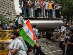 El ‘movimiento de las cucarachas’ expulsa al ministro de Educación de la India