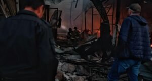Bombardeo ruso mata al menos a ocho personas en Ucrania mientras Zelensky renueva su pedido de suministros de defensa aérea