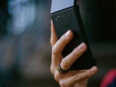 El teléfono plegable liviano es un retroceso minimalista construido con sensibilidades de hardware modernas