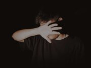 El organismo de control de seguridad dice que Apple necesita hacer más para combatir el acoso sexual