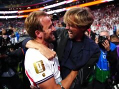 Harry Kane entregó a Peter Crouch la gorra heredada de Inglaterra durante su visita al campamento de los Tres Leones.