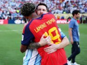 Lamine Yamal abraza a Lionel Messi después de que España venciera a Argentina en la final del Mundial